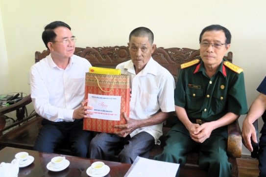 Phó Chủ tịch UBND thành phố Lê Khắc Nam thăm tặng quà các nạn nhân chất độc da cam Dioxin