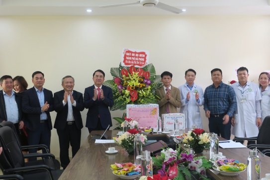 Phó Chủ tịch UBND Lê Khắc Nam thăm, tặng quà tập thể và cá nhân tiêu biểu nhân dịp Kỷ niệm 68 năm Ngày Thầy thuốc Việt Nam