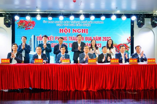Ký giao ước thi đua năm 2023 Cụm thi đua các quận