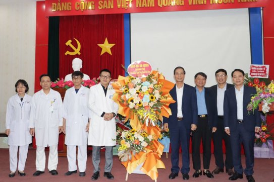 Phó Bí thư Thường trực Thành ủy thăm, tặng quà, chúc mừng tập thể, cá nhân nhân dịp Kỷ niệm 68 năm Ngày Thầy thuốc Việt Nam