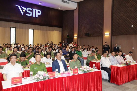 Đối thoại với các nhà đầu tư, nhà thầu trong khu công nghiệp VSIP nhằm tháo gỡ khó khăn, vướng mắc trong hoạt động sản xuất kinh doanh