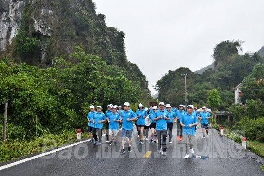 Các đồng chí lãnh đạo thành phố cùng công chức, viên chức, lực lượng vũ trang huyện Cát Hải tham gia hoạt động chạy nâng cao sức khoẻ