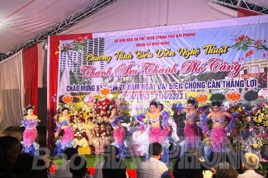 Đoàn Ca múa Hải Phòng lưu diễn chương trình sân khấu truyền hình tại xã Tân Viên (huyện An Lão)