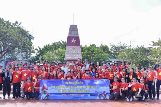 Ấm tình kiều bào với Trường Sa thân yêu