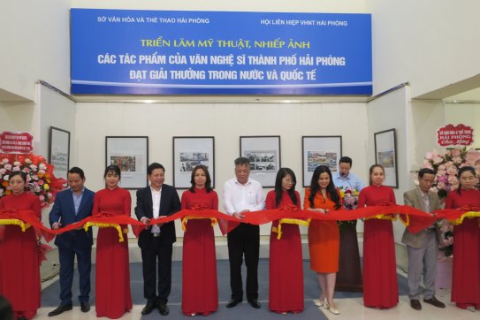 Khai mạc Triển lãm “Các tác phẩm của văn nghệ sĩ thành phố Hải Phòng đạt giải thưởng trong nước và quốc tế”