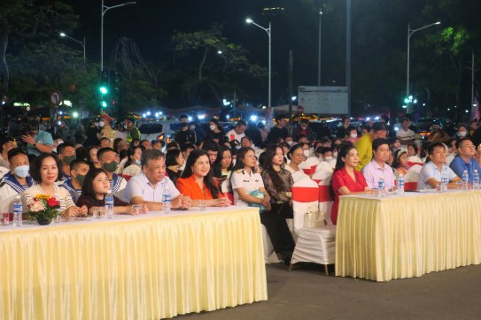 Chương trình nghệ thuật “Đất nước trọn niềm vui” kỷ niệm 48 năm Ngày Giải phóng miền Nam thống nhất đất nước