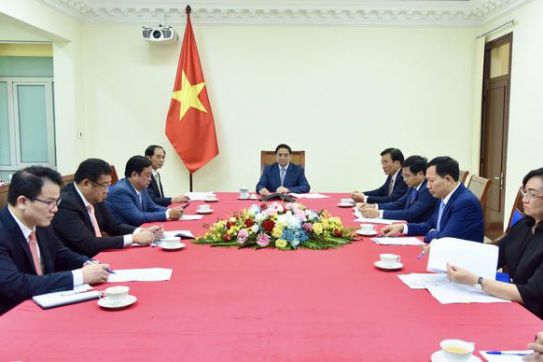 越南政府总理范明正同中国国务院总理李强通电话