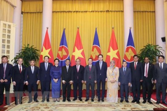武文赏主席会见东盟各国驻越大使