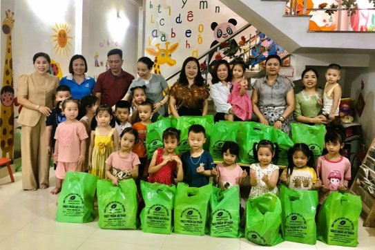 Chủ tịch Hội Liên hiệp Phụ nữ thành phố thăm tặng quà con nữ công nhân lao động có hoàn cảnh khó khăn nhân dịp Tết Thiếu nhi