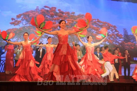 Chương trình nghệ thuật “Hải Phòng – Tỏa sáng miền cửa biển”: Đậm đà bản sắc, bùng cháy những khát vọng trẻ