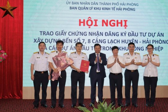 Trao Giấy chứng nhận đăng ký đầu tư cho các Dự án tiêu biểu trong Khu công nghiệp, Khu kinh tế Hải Phòng