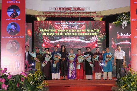 Hàng nghìn Nhân dân và du khách tham dự chương trình “Trình diễn Di sản văn hóa phi vật thể của thành phố Hải Phòng được UNESCO ghi danh”