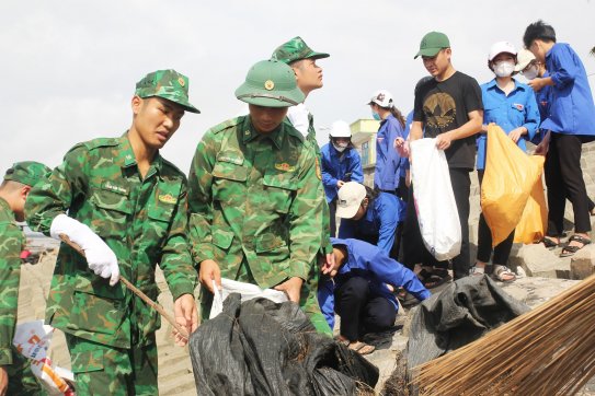 Đoàn Thanh niên Bộ đội Biên phòng thành phố tổ chức chiến dịch ra quân làm sạch biển