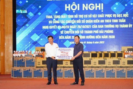 Ban Quản lý Khu kinh tế Hải Phòng trao, tặng máy tính  phục vụ công tác dạy, học và chuyển đổi số cho quận Kiến An