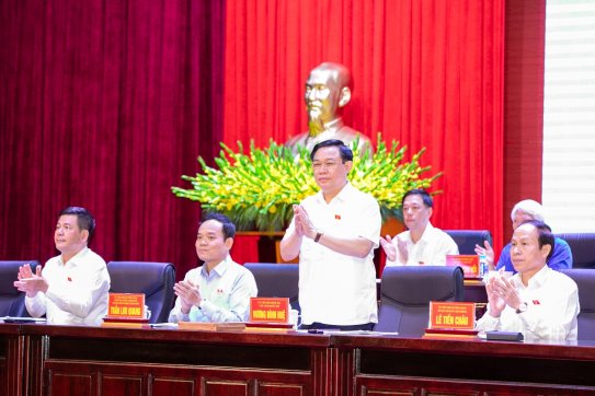 Chủ tịch Quốc hội Vương Đình Huệ tiếp xúc cử tri quận Ngô Quyền