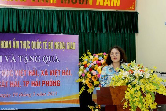 Đoàn Ban Nữ công hai Bộ Ngoại giao Việt Nam - Lào trao quà cho trường tiểu học Việt Hải và gặp gỡ Lãnh đạo UBND thành phố Hải Phòng