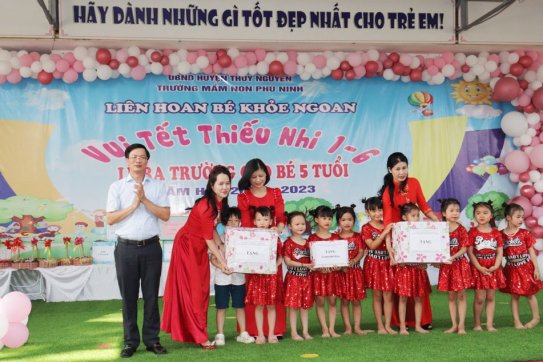 Chủ tịch HĐND thành phố thăm, tặng quà thiếu nhi trên địa bàn huyện Thủy Nguyên nhân Ngày Quốc tế Thiếu nhi 1/6