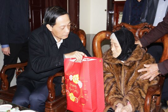 Phó Bí thư Thường trực Thành ủy thăm, tặng quà, chúc Tết các các gia đình tiêu biểu và hộ nghèo nhân dịp Tết Nguyên đán Giáp Thìn năm 2024