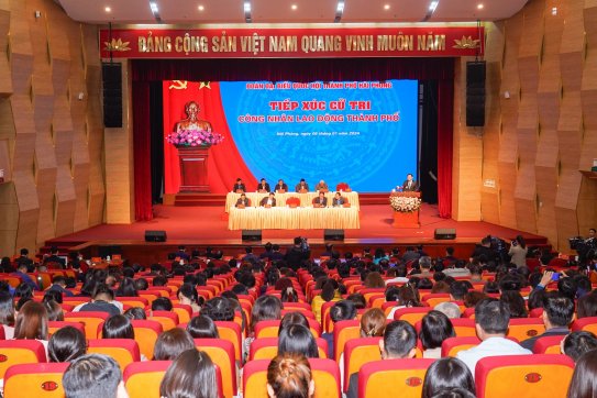 Chủ tịch Quốc hội Vương Đình Huệ và Đoàn đại biểu Quốc hội thành phố Hải Phòng tiếp xúc cử tri công nhân lao động