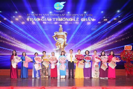 Trao tặng Giải thưởng Lê Chân lần thứ 13 cho 8 gương mặt phụ nữ tiêu biểu xuất sắc