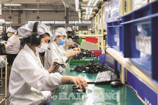 Các doanh nghiệp trong khu công nghiệp, khu kinh tế: Nỗ lực vượt khó, phục hồi sản xuất