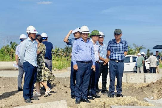 Đẩy nhanh tiến độ thi công thực hiện Dự án đầu tư xây dựng tuyến đường từ đường bộ ven biển đến ngã ba Vạn Bún