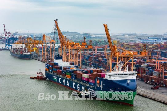 Đón tàu đầu tiên chạy bằng nhiên liệu LNG cập Cảng Hải Phòng