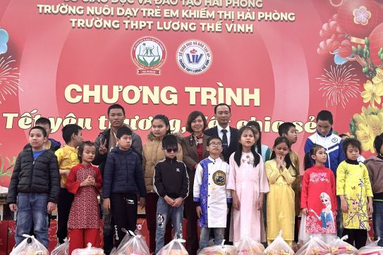 Sở Ngoại vụ thành phố Hải Phòng kết nối trao tặng quà Tết Nguyên đán Ất Tỵ-năm 2025 cho trẻ em có hoàn cảnh đặc biệt, khó khăn