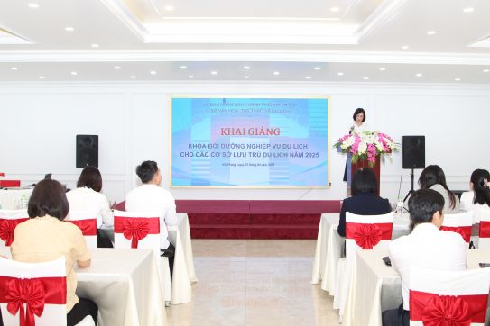 Khai mạc Khóa bồi dưỡng nghiệp vụ du lịch năm 2025 cho cán bộ, nhân viên cơ sở lưu trú tại Hải Phòng