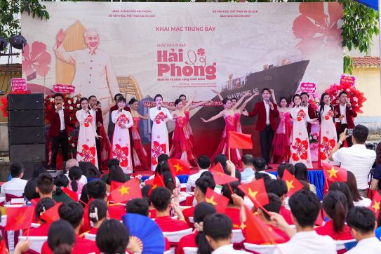 Triển lãm hình ảnh, tư liệu, hiện vật “Hải Phòng  - Niềm tin và khát vọng vươn mình”