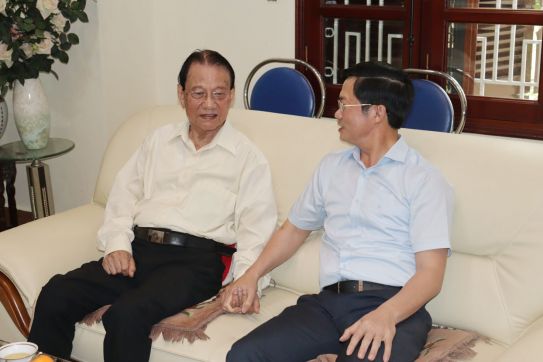Chủ tịch HĐND thành phố thăm, tặng quà các đồng chí nguyên lãnh đạo HĐND thành phố nhân dịp Kỷ niệm 70 năm Ngày giải phóng thành phố Hải Phòng