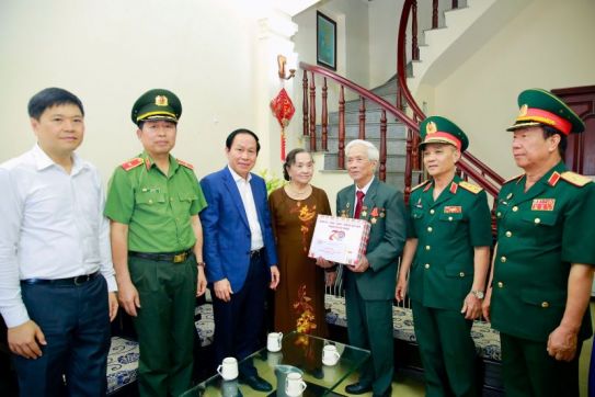 Đồng chí Bí thư Thành ủy Lê Tiến Châu thăm, tặng quà cựu chiến binh tham gia tiếp quản Hải Phòng ngày 13-5-1955