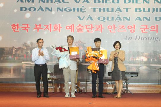 Giao lưu nghệ thuật đặc sắc giữa Đoàn nghệ thuật Bujihwa (Hàn Quốc) và quận An Dương chào mừng Kỷ niệm 70 năm Ngày giải phóng Hải Phòng