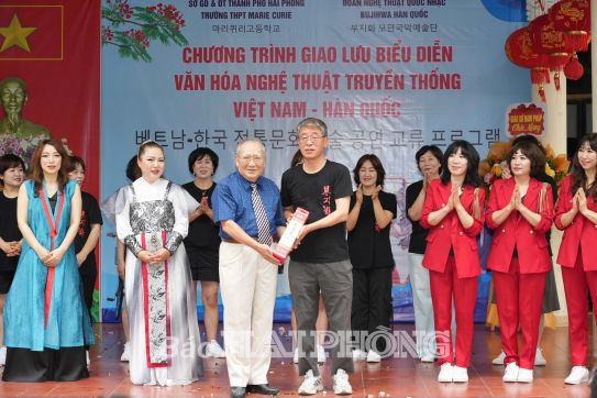 Giao lưu nghệ thuật Việt Nam - Hàn Quốc tại Trường THPT Marie Curie