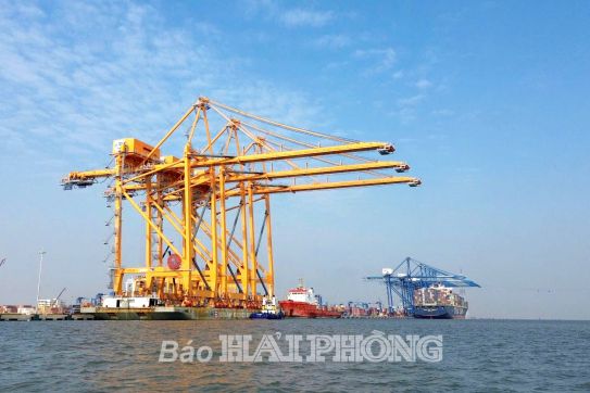 3 cẩu giàn hiện đại, công suất lớn cập bến 3, 4 tại Lạch Huyện