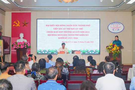 Phó Chủ tịch Thường trực UBND thành phố Lê Anh Quân tiếp xúc cử tri nơi cư trú tại phường Lê Lợi, quận Ngô Quyền