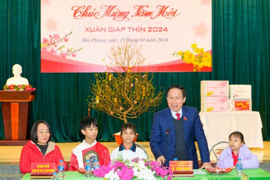 Bí thư Thành ủy thăm, tặng quà Làng Trẻ em SOS Hải Phòng nhân dịp Tết Nguyên đán Giáp Thìn 2024