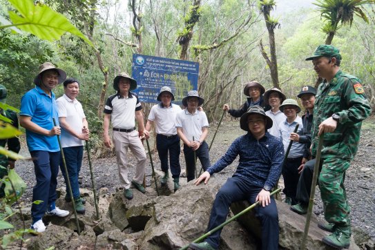Bí thư Thành ủy khảo sát thực địa tại Vườn Quốc gia Cát Bà và thăm, tặng quà xã Việt Hải, huyện Cát Hải