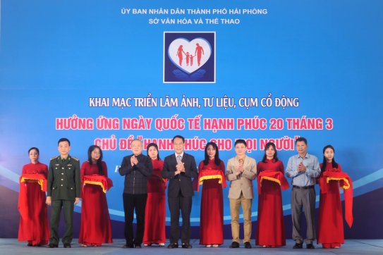 Khai mạc Triển lãm hưởng ứng Ngày Quốc tế Hạnh phúc 20/3