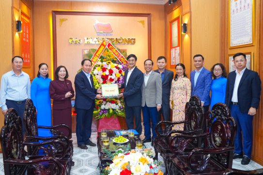 Đồng chí Bí thư Thành ủy thăm, chúc mừng Báo Hải Phòng nhân Kỷ niệm 67 năm xuất bản số đầu