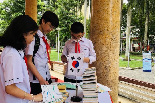 Triển lãm giới thiệu sách và ảnh của các nước, địa phương nước ngoài có  quan hệ hợp tác với thành phố Hải Phòng