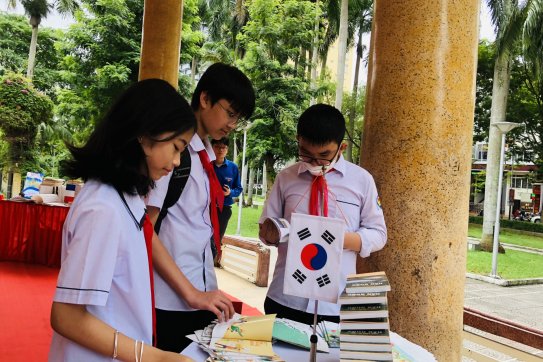 Triển lãm sách và ảnh của các nước quan hệ hợp tác với Hải Phòng