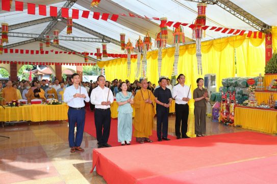 Dâng hương tưởng nhớ các anh hùng Liệt sĩ tại Nghĩa trang Liệt sĩ quận Ngô Quyền