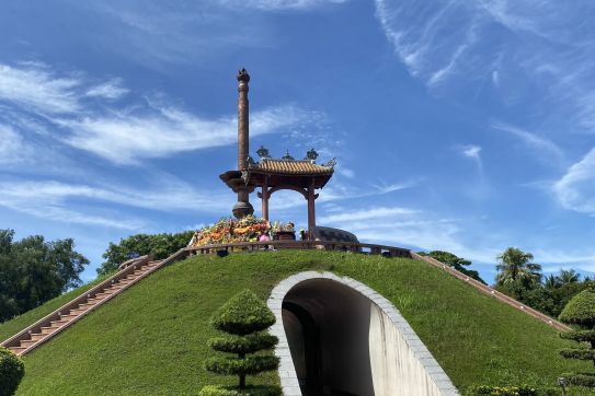Đoàn lãnh đạo thành phố dâng hương các anh hùng Liệt sĩ tại Thành cổ Quảng Trị