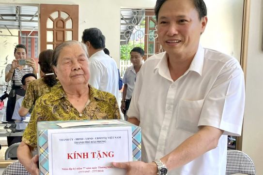 Trưởng Ban Nội chính Thành uỷ thăm, tặng quà các gia đình chính sách, người có công dịp 27/7 trên địa bàn huyện Kiến Thuỵ