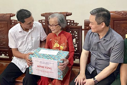 Chủ tịch UBND thành phố Nguyễn Văn Tùng thăm, tặng quà gia đình người có công với cách mạng tại quận Lê Chân