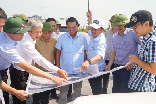 Chủ tịch UBND thành phố nghe báo cáo phương án triển khai Dự án đầu tư xây dựng đường nối đường Đỗ Mười với đường ra đảo Vũ Yên