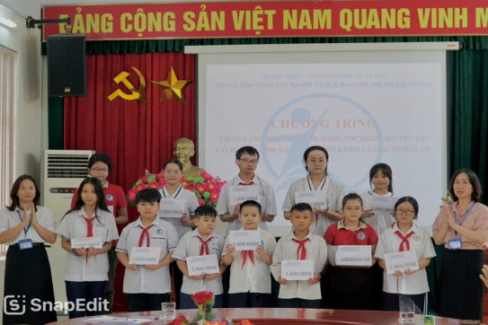 Trao tặng 79 suất học bổng Jichiro Tochighi cho trẻ em có hoàn cảnh đặc biệt, khó khăn trên địa bàn thành phố