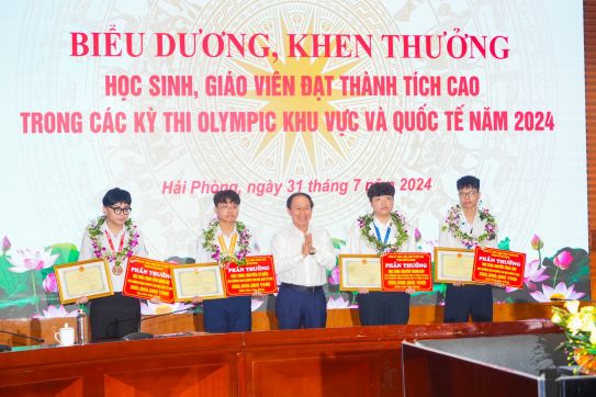 Tặng thưởng hơn 2,7 tỷ đồng cho cán bộ, giáo viên và học sinh đạt thành tích tại các Kỳ thi Olympic khu vực và quốc tế năm 2024