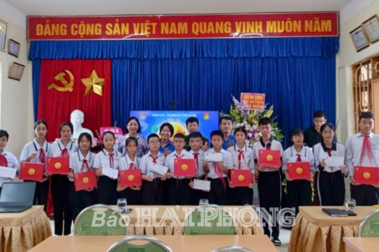 Trao 100 suất quà tặng thiếu nhi và các em học sinh trên địa bàn huyện Cát Hải